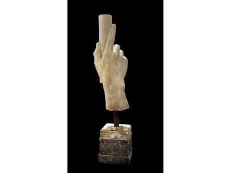 Monumentale Hand mit Stab in Marmor